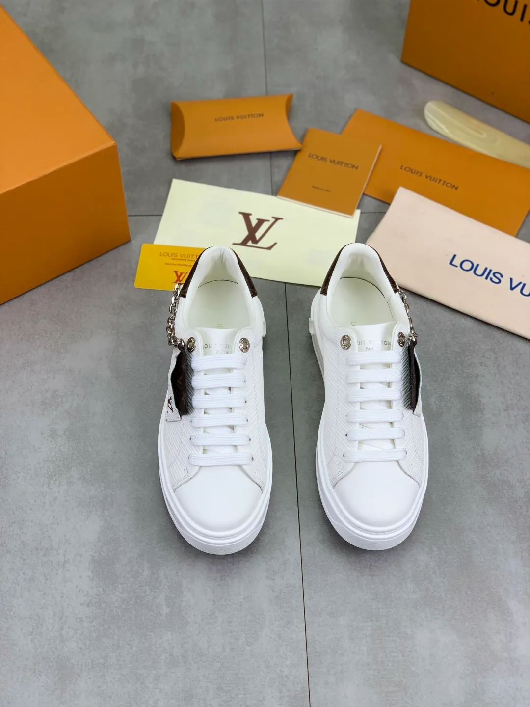 Men's men's shoes 💰P700 new style 💶 top version [LOUIS VUITTON] couple 🧑‍🤝‍🧑 craft style counter series (original order) new style 🍀LV Louis Vuitton - top version LV classic high-top trendy shoes! Made of imported original craft calfskin, original breathable lining, and original wear-resistant, lightweight, high-end TPU outsole! High quality products! 3️⃣ colors are available, size: female 35-39, male 39-44 (female 40, male 45 customized)